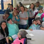 Celebrando el día de la mujer con abuelitas