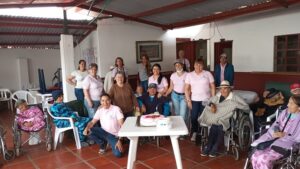 Celebración día de las madres con abuelitas